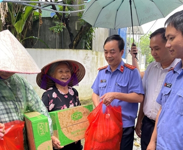 Viện KSND huyện Chương Mỹ tặng quà cứu trợ các hộ dân bị ảnh hưởng nặng nề...